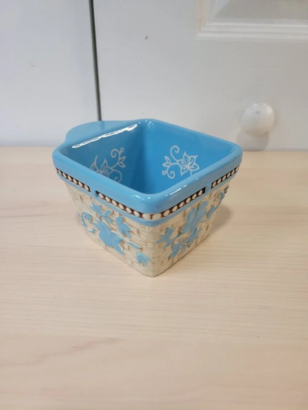 TEMP-TATIONS Floral Lace Basketweave Blue 10 oz Square Ramekin Baker w/ Lid EUC
